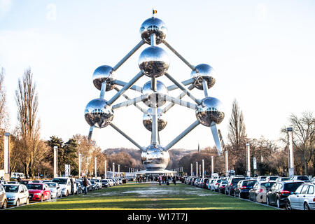 Brüssel, Belgien, Jan 2019 Atomium, Winter blauer Himmel Wolken, Atomium zeigt neun Eisen Atome in Form von Körper-kubischen Einheitszelle aus Eisen crystal zentriert Stockfoto