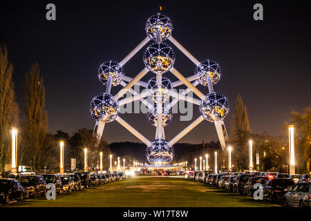 Brüssel, Belgien, Jan 2019: Das Atomium in der Nacht, Atomium zeigt neun Eisen Atome in Form von Körper-zentrierten kubischen Einheitszelle aus Eisen crystal Stockfoto