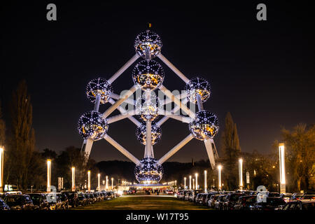 Brüssel, Belgien, Jan 2019: Das Atomium in der Nacht, Atomium zeigt neun Eisen Atome in Form von Körper-zentrierten kubischen Einheitszelle aus Eisen crystal Stockfoto