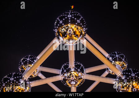 Brüssel, Belgien, Jan 2019: Das Atomium in der Nacht, Atomium zeigt neun Eisen Atome in Form von Körper-zentrierten kubischen Einheitszelle aus Eisen crystal Stockfoto