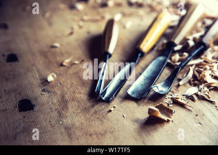 Holzbearbeitung vintage tools Meißel mit Holz shawings auf retro Workbench Stockfoto