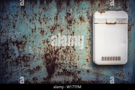Alten rostigen Mailbox aus Osteuropa aus der sozialistischen Ära Stockfoto