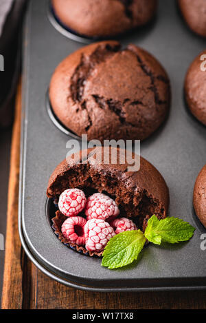 Leckere Schokolade Muffins Muffin Tin. Detailansicht. Fehlende Biss Muffin Stockfoto