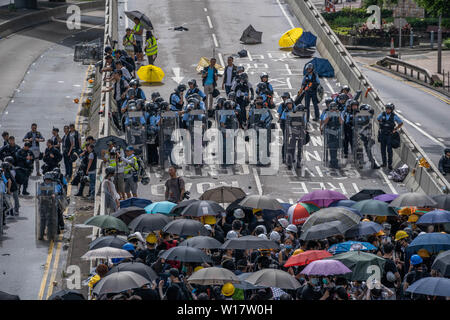 Regierung gegen Demonstranten und Polizei während der distanzhülse gesehen. Tausende von Demonstranten gegen die Regierung stellte weg mit Bereitschaftspolizei und Straßen rund um die Regierung von Hongkong Komplexe in der 22. Jahrestag der Rückkehr Hongkongs unter chinesische Herrschaft besetzen. Stockfoto