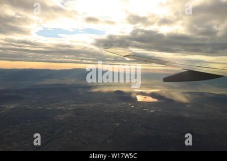 Steigen in den Himmel bei Sonnenaufgang, über Ontario CA, mit erstaunlichen Sonneneinstrahlung und Reflexionen am Kotflügel Stockfoto