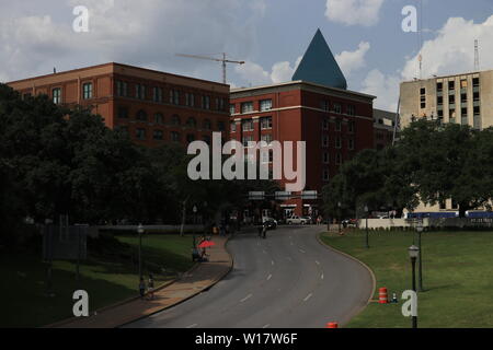 Dealey Plaza, Dallas, Website von Kennedys Ermordung. Auf der Suche nach Texas School Book Depository von den Bahnübergang. Stockfoto