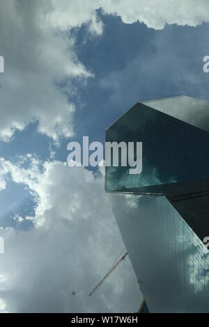 Himmel mit Donner cumulus Wolken im Brunnen Ort Gebäude wider, Dallas tx Stockfoto