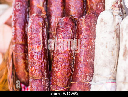 Auswahl an traditionellen italienischen Wurstwaren und Würste an Street Food Markt Stockfoto