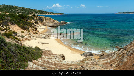 Landschaft mit Strand, das Meer und die schöne Wolken im blauen Himmel Stockfoto