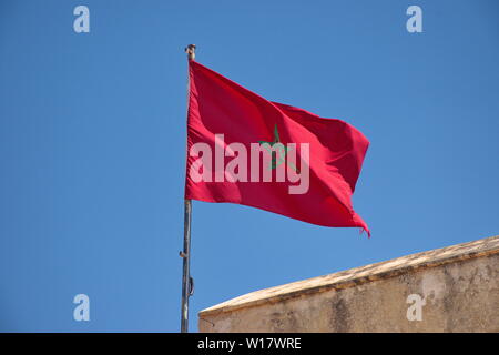 Die Flagge von Marokko fliegt im Wind Stockfoto