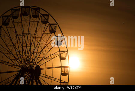 Riesenrad und Himmel bei Sonnenuntergang an der Küste in St Kilda, Melbourne, Australien. Stockfoto