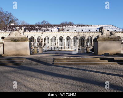 Fassade der alten Orangerie im Bäder Park in Warschau europäische Hauptstadt von Polen im Jahr 2019 im Februar. Stockfoto