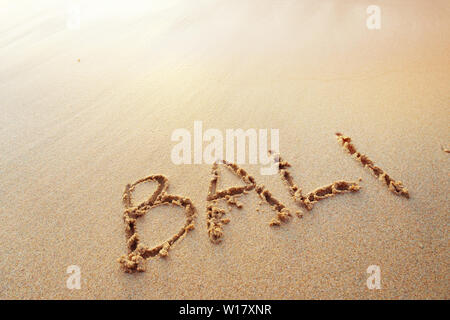 Bali Buchstaben handschriftlich in Sand am Strand Stockfoto