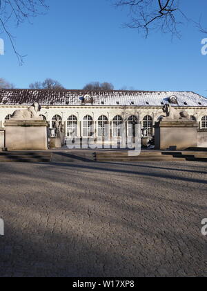 Fassade der alten Orangerie im Bäder Park in Warschau europäische Hauptstadt von Polen im Jahr 2019 im Februar. Stockfoto