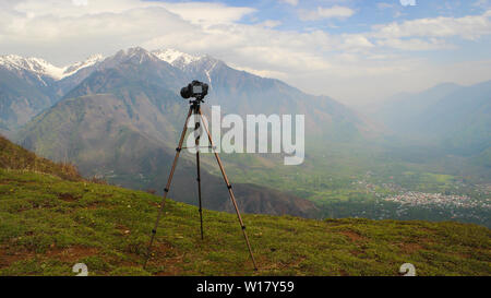 Srinagar, Jammu und Kaschmir, Indien - vom: 15. Juni 2019: eine Nikon D3200 DSLR-Kamera auf einem Stativ aus Aluminium mit einem weiten Berglandschaft in t montiert Stockfoto