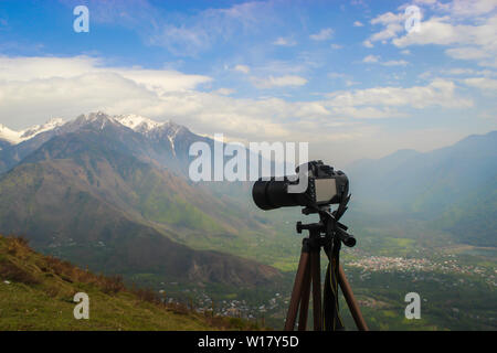 Srinagar, Jammu und Kaschmir, Indien - vom: 15. Juni 2019: Nahaufnahme eines Nikon D3200 DSLR-Kamera auf einem Stativ aus Aluminium mit einem breiten Berg montiert La Stockfoto