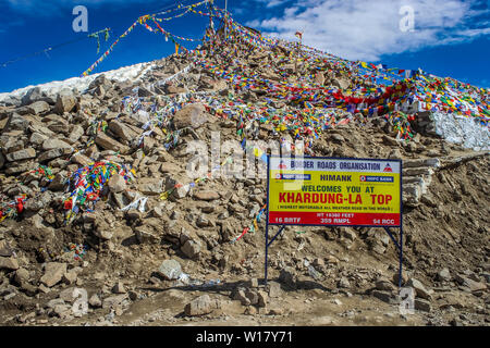 Ladakh, Jammu und Kaschmir, Indien: Veraltet - Mai 3, 2019: ein Meilenstein am Khardungla Durchlauf in Zanskar Ladakh Range auf dem Weg. Stockfoto