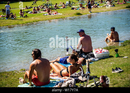 München, Germany-June 28,2019: Massen strömen zu den Englischen Garten in München genießen Sie das heiße Wetter Stockfoto