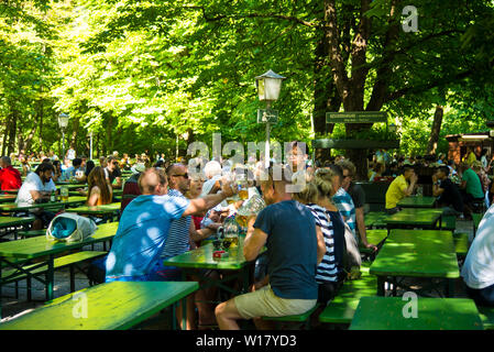 München, Germany-June 28,2019: Eine Gruppe von Freunden Toast zu einem Biergarten Stockfoto