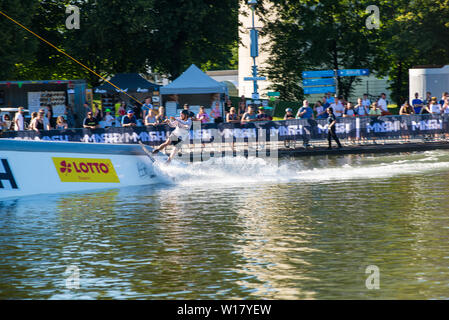 Ein wakeboarder Fahrten bis eine Rampe bei seiner Performance. Stockfoto