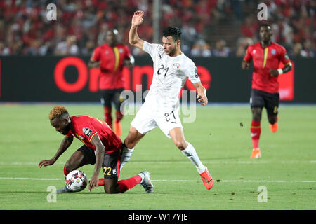 Kairo, Ägypten. 30. Juni, 2019. Abdu Lumala (L) von Uganda Mias mit Nabil Aly von Ägypten während des 2019 Afrika Cup der Nationen, eine Übereinstimmung in Kairo, Ägypten, 30. Juni 2019. Credit: Wang Teng/Xinhua/Alamy leben Nachrichten Stockfoto