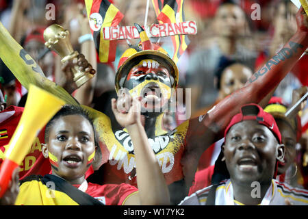 Kairo, Ägypten. 30. Juni, 2019. Unterstützer von Uganda jubeln vor dem 2019 Afrika Cup der Nationen ein Match zwischen Ägypten und Uganda in Kairo, Ägypten, 30. Juni 2019. Credit: Wang Teng/Xinhua/Alamy leben Nachrichten Stockfoto