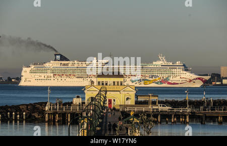 Ein Kreuzfahrtschiff dampft vor dem historischen St Kilda Pier auf Port Phillip Bay in Melbourne, Australien. Stockfoto