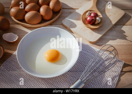 Eier legen auf Holz- Fächer und haben Eier. Stockfoto