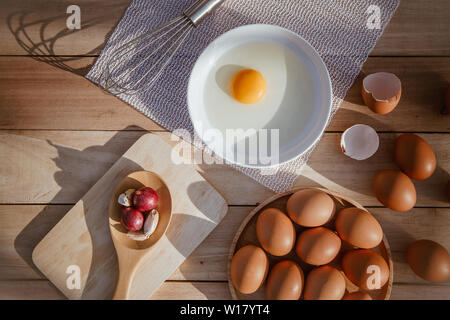 Eier legen auf Holz- Fächer und haben Eier. Stockfoto