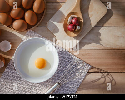 Eier legen auf Holz- Fächer und haben Eier. Stockfoto