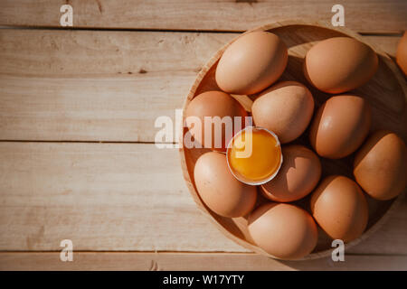 Eier legen auf Holz- Fächer und haben Eier. Stockfoto