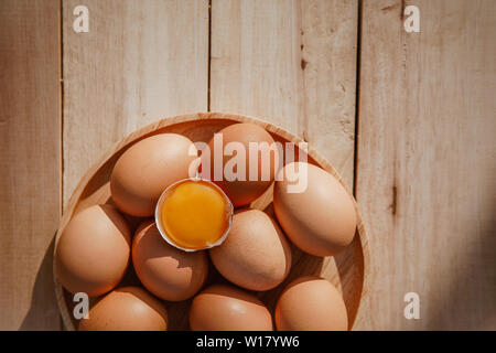 Eier legen auf Holz- Fächer und haben Eier. Stockfoto