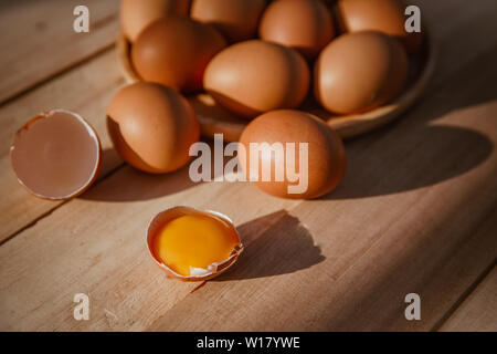 Eier legen auf Holz- Fächer und haben Eier. Stockfoto