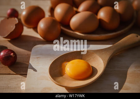 Eier legen auf Holz- Fächer und haben Eier. Stockfoto