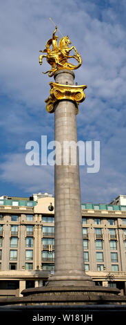 Freiheitsdenkmal, das St. George slaying Dragon, in Granit und Gold, Tiflis, Georgien geformt. Stockfoto