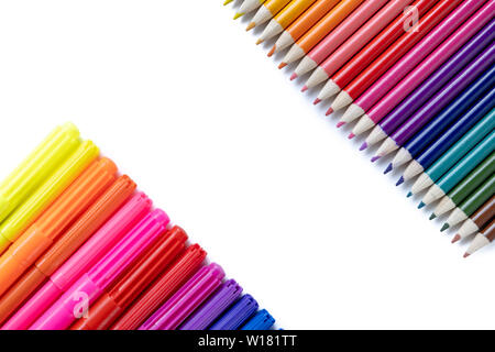 Detailansicht Bilder von viele Farbstifte auf weißem Hintergrund. Flach, Ansicht von oben, Schule Konzept Stockfoto