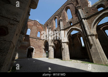 Das Hauptschiff der Dachlosen gotische Abtei von San Galgano, mit dem blauen Himmel durch das offene Fenster. Schräge Perspektive. Stockfoto