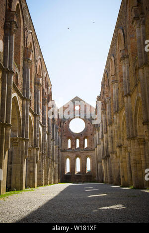 Innenbereich des vorderen von San Galgano Abbey an einem sonnigen Tag. Toskana, Italien. Vertikale erschossen. Stockfoto
