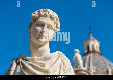 Statue außerhalb der Praetorian Brunnen vor der Kirche der Heiligen Katharina. Palermo, Sizilien, Italien Stockfoto