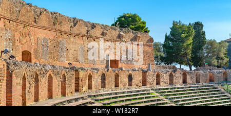 Panoramablick auf das antike griechische Theater (Teatro Greco) in Taormina. Sizilien, Italien Stockfoto