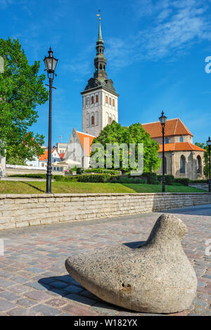 Blick auf Gehweg mit Stein Taube (als Straße Barriere verwendet). St. Nikolaus Kirche in der Ferne. Tallinn, Estland Stockfoto