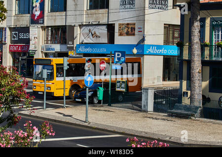 Gelbe Bus in Funchal, Madeira, Portugal, Europäische Stockfoto