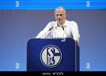 Gelsenkirchen, Deutschland. 30. Juni 2019. firo: 30.06.2019, Fußball, 1.Bundesliga, Saison 2019/2020, FC Schalke 04, Mitgliederversammlung, MV, Jochen Schneider, sportlicher Direktor, am Rednerpult | Verwendung der weltweiten Kredit: dpa/Alamy leben Nachrichten Stockfoto