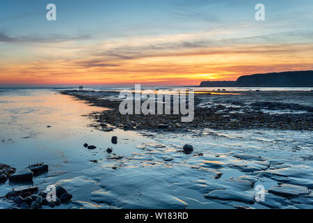 Dramatischer Sonnenuntergang über der Bucht bei kimmeridge an der Küste von Dorset Stockfoto