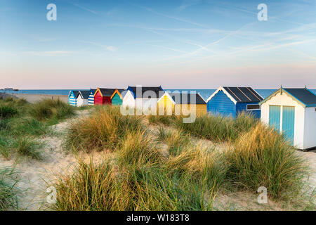 Umkleidekabinen am Strand in den Dünen bei southwold an der Küste von Suffolk. Stockfoto