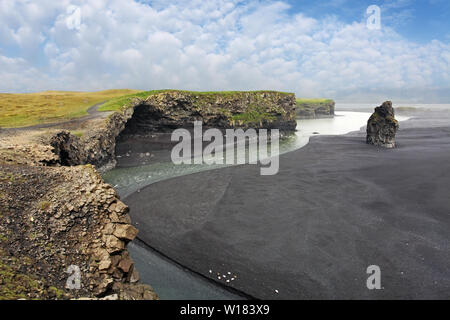 Der schwarze Sand Strand Reynisfjara und der Berg Reynisfjall von Dyrhólaey Vorgebirge in der südlichen Küste von Island. Stockfoto