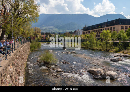 Blick auf den Fluss Passer mit Promenade, Vegetation und um Gebäude in Meran. Provinz Bozen, Südtirol, Italien. Europa. Stockfoto