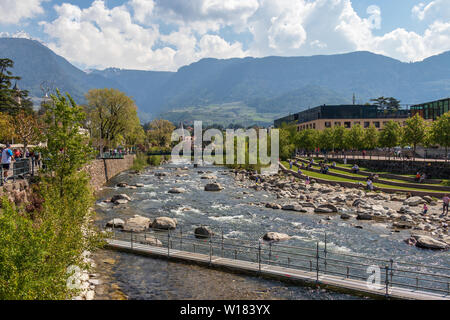 Blick auf den Fluss Passer mit Promenade, Vegetation und um Gebäude in Meran. Provinz Bozen, Südtirol, Italien. Europa. Stockfoto