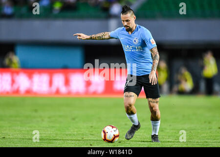 Slowakischen Fußballspieler Marek Hamsik von Dalian Yifang dribbelt gegen Peking Renhe in der 15. Runde während der 2019 chinesischen Fußballverband Super League (CSL) in Peking, China, 29. Juni 2019. Dalian Yifang besiegt Peking Renhe 3-1. Stockfoto