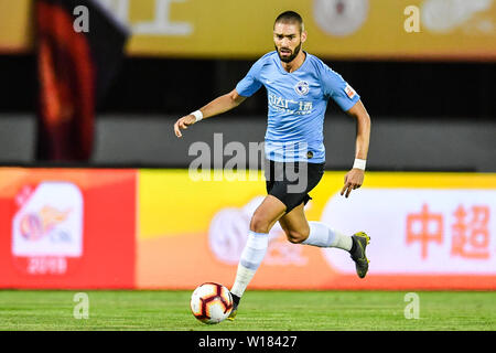 Belgische Fußballspieler Yannick Ferreira Carrasco von Dalian Yifang dribbelt gegen Peking Renhe in der 15. Runde während der 2019 chinesischen Fußballverband Super League (CSL) in Peking, China, 29. Juni 2019. Dalian Yifang besiegt Peking Renhe 3-1. Stockfoto